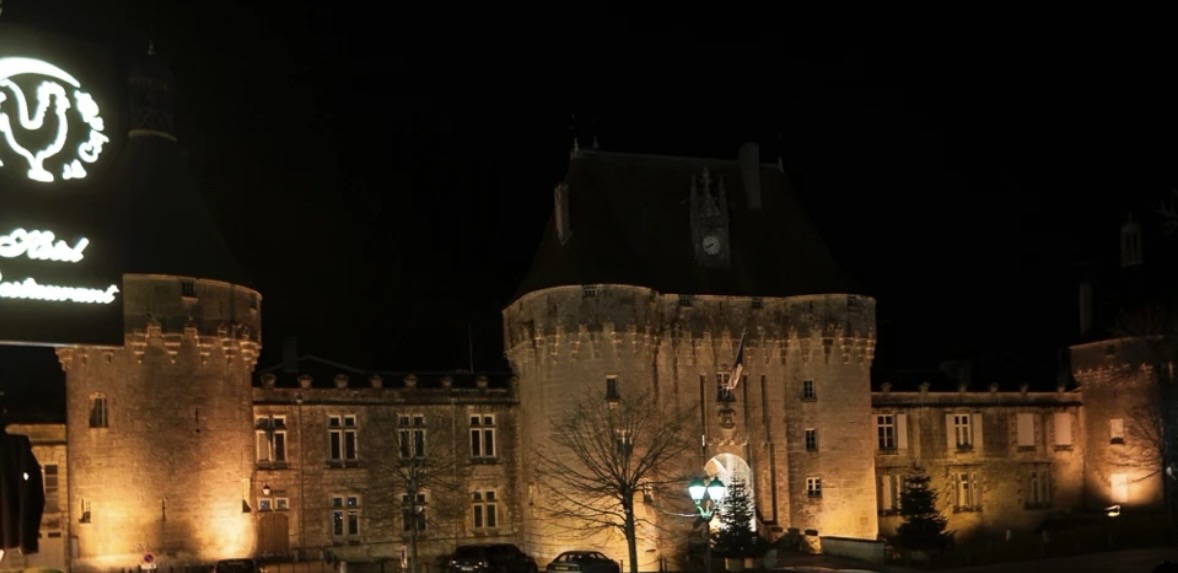 Le château de Jonzac illuminé, vu depuis Le Coq d'Or