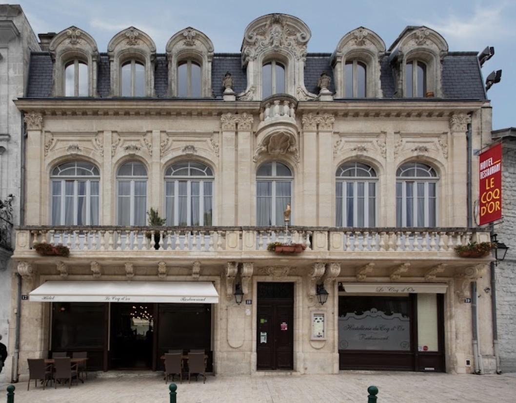 Façade du Coq d'Or sur le parvis du château de Jonzac