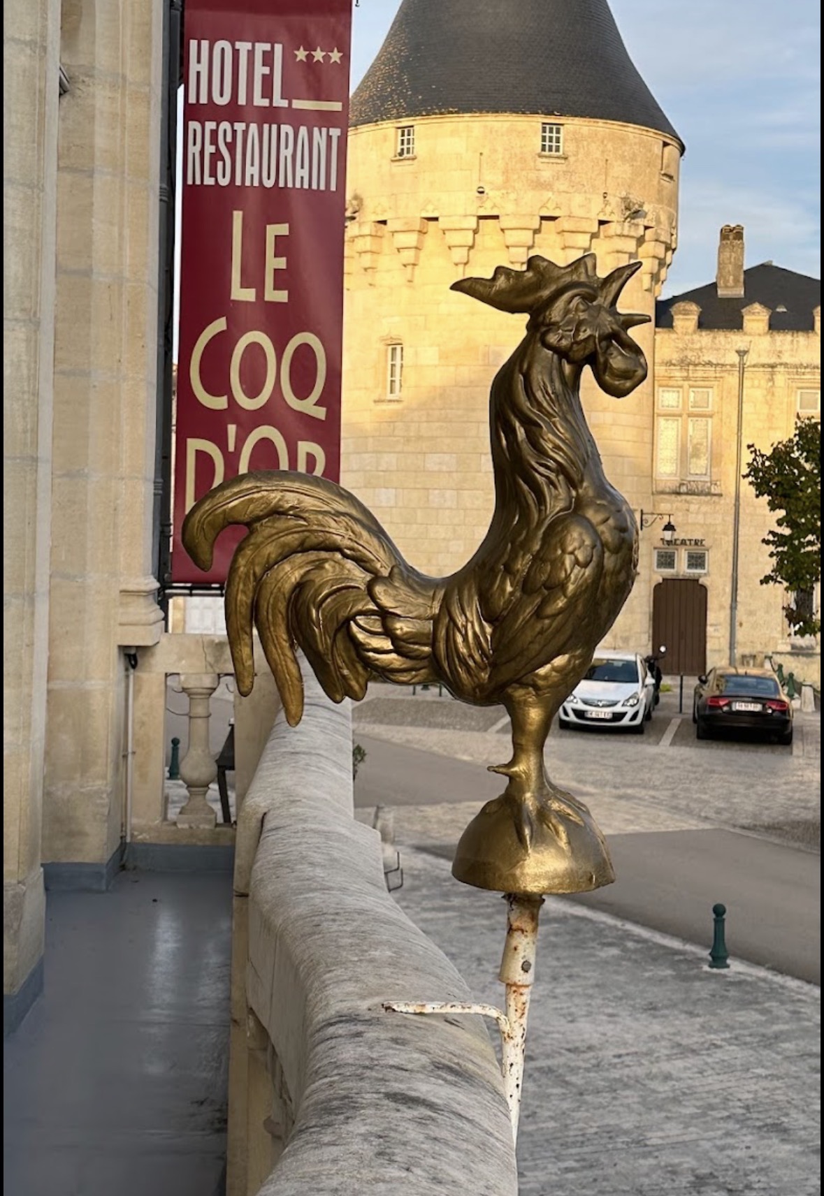 Le coq d'or doré sur le balcon, face au château de Jonzac