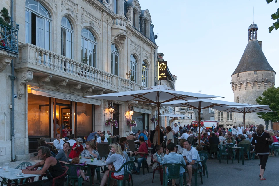 Terrasse du restaurant avec vue sur le château